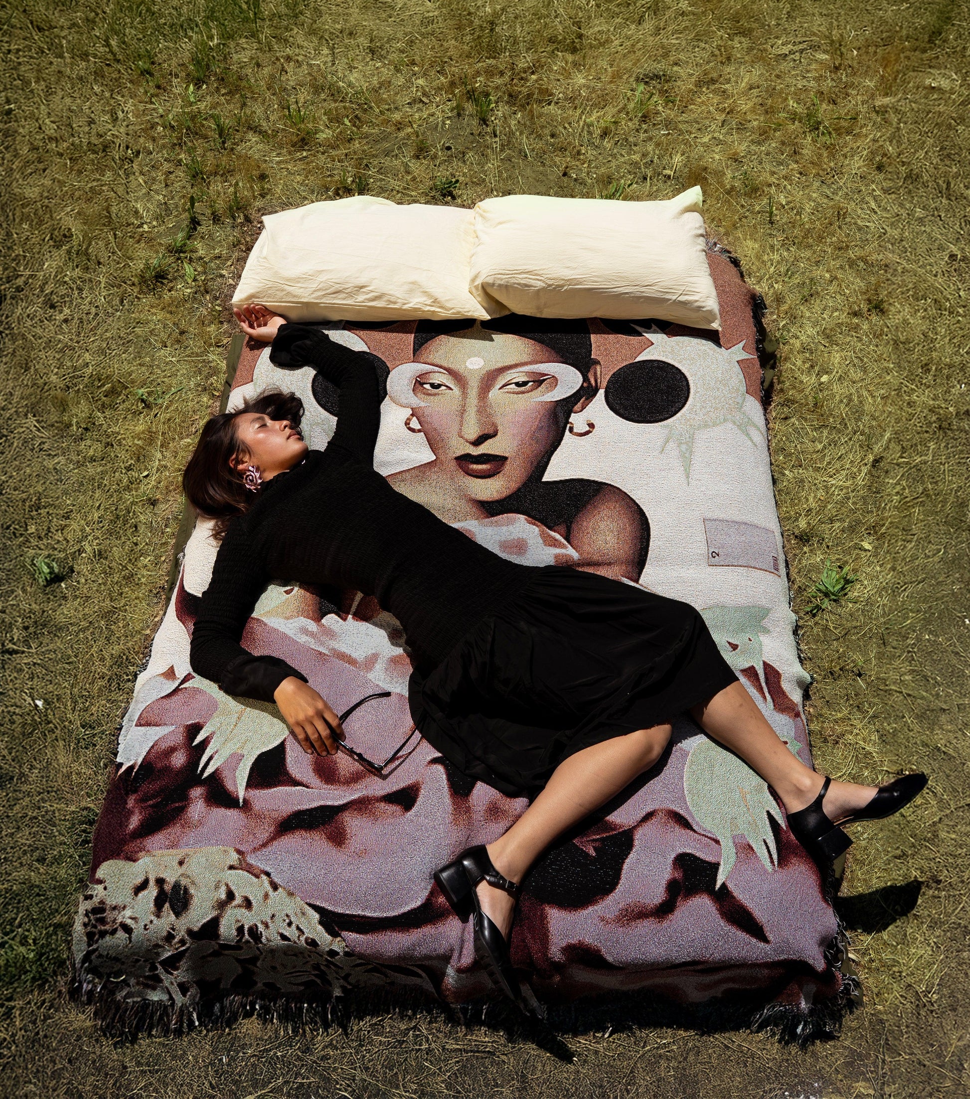 NOOR – Woven Art Blanket on bed